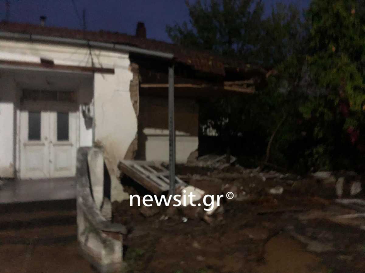 Καιρός – Θεσσαλονίκη: Υπερχείλισε ρέμα σκεπάζοντας τα πάντα – Πλημμύρισαν δρόμοι και σπίτια