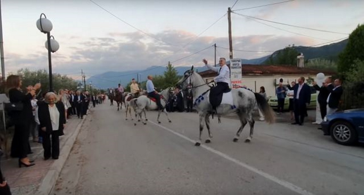 Γαμπρός στην εκκλησία καβάλα σε άλογο στον Γοργοπόταμο