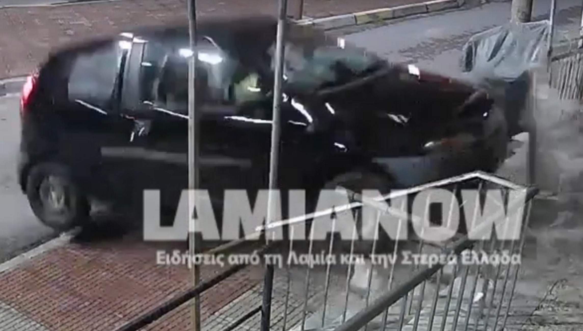 Λαμία: Βίντεο ντοκουμέντο με φοβερό τροχαίο – Η στιγμή που αυτοκίνητο «καρφώνεται» σε μάντρα