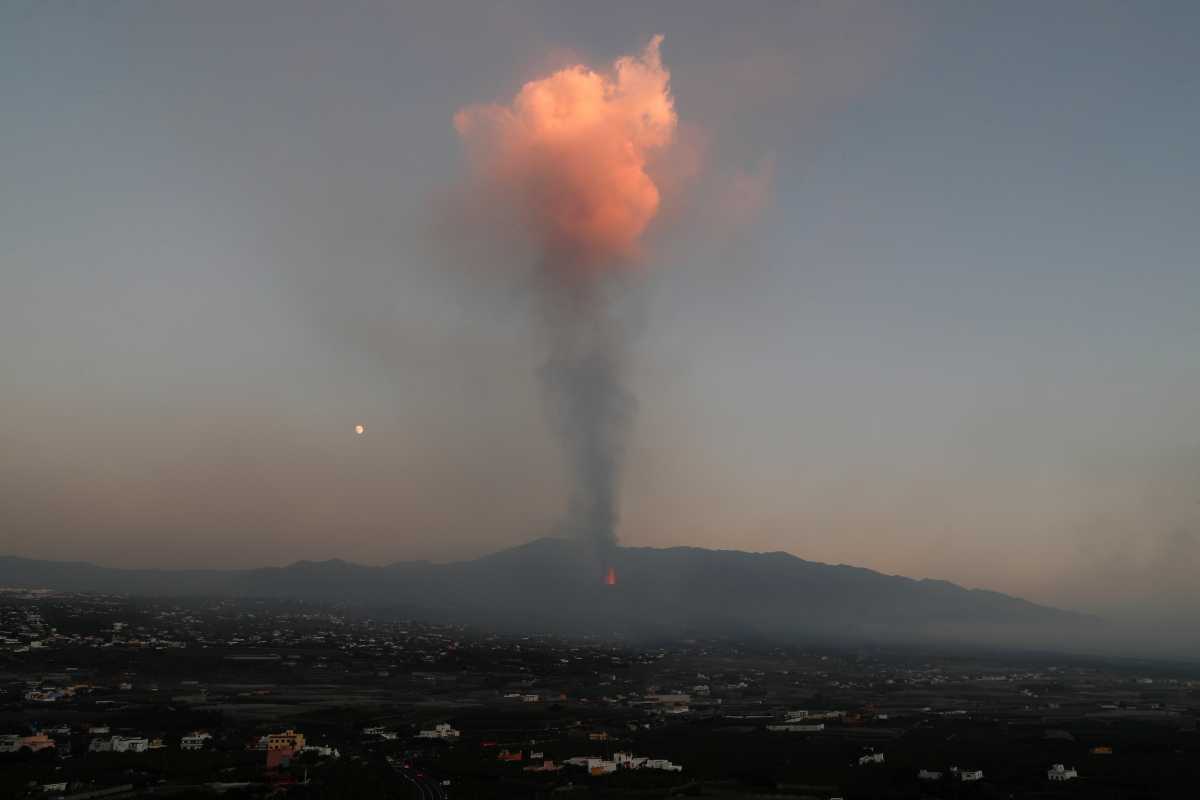 Έκρηξη ηφαιστείου στην Ισπανία: Καθηλωμένα τα αεροσκάφη στη Λα Πάλμα λόγω της τέφρας