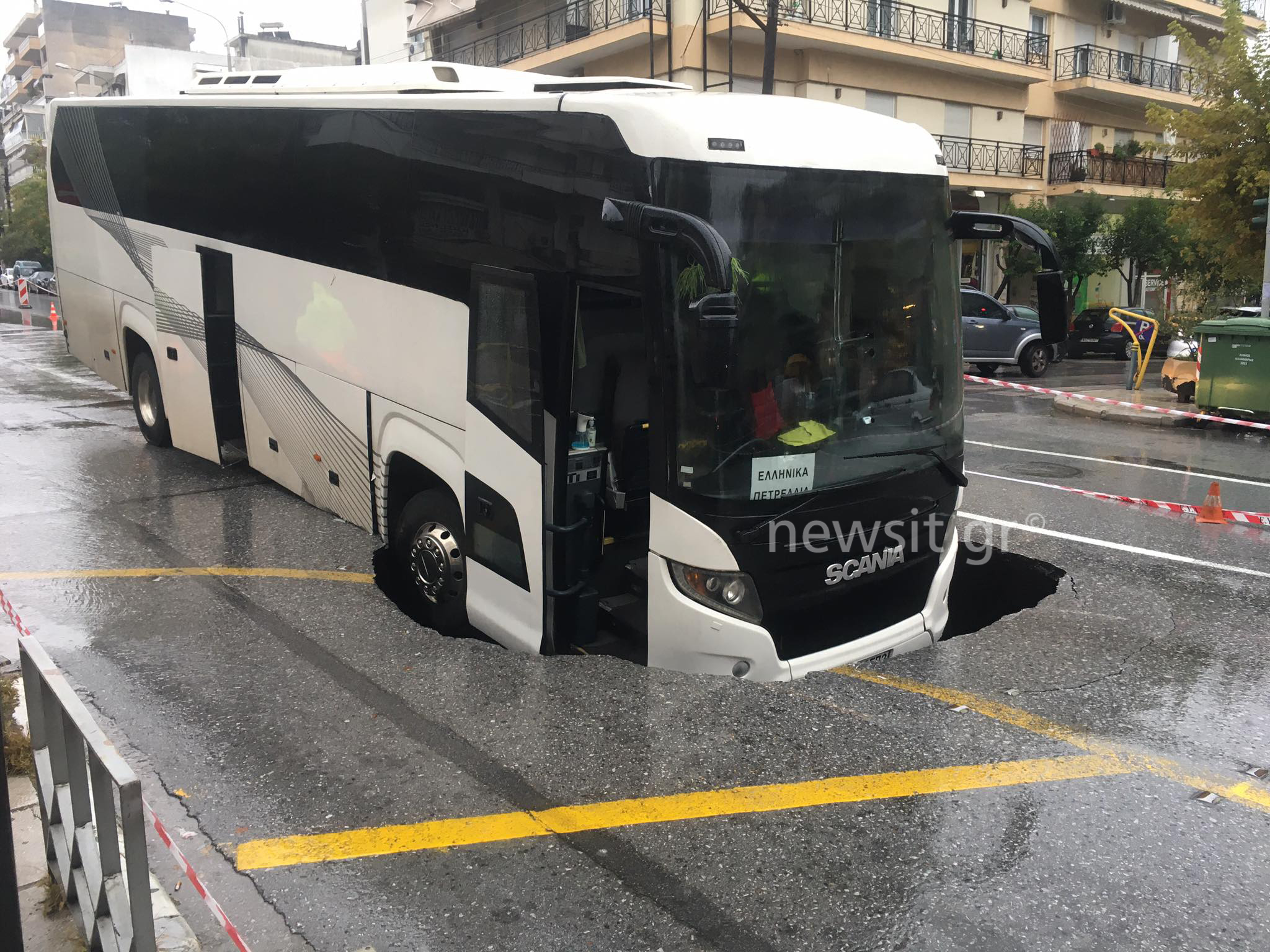 Καιρός – Θεσσαλονίκη: Άνοιξε κεντρικός δρόμος και ρούφηξε λεωφορείο! Τρόμος για τους επιβάτες