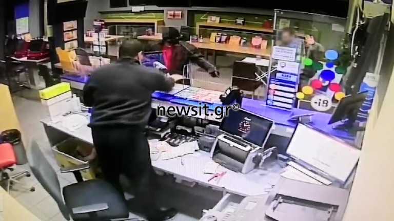Βίντεο – ντοκουμέντο: Ιδιοκτήτης καταστήματος στη Νέας Ιωνία αρπάζει το όπλο του ληστή και τον διώχνει