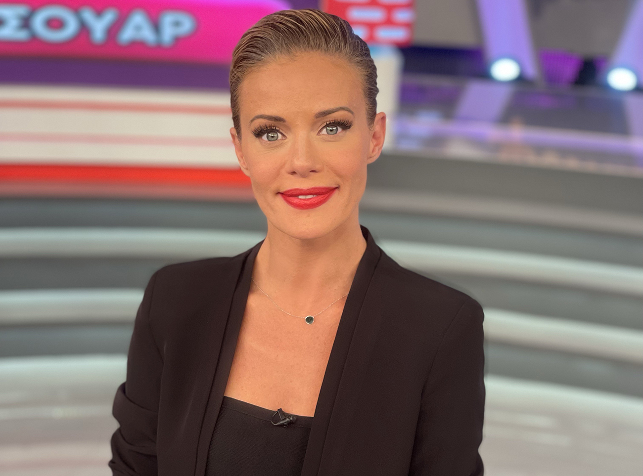 Η Ζέτα Μακρυπούλια τόπλες σε ερημική παραλία