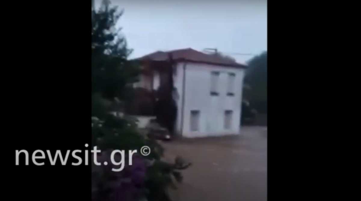 Καιρός – Θεσσαλονίκη: 74χρονος πήδηξε σε μπαλκόνι από την οροφή αυτοκίνητου για να σωθεί από χείμαρρο