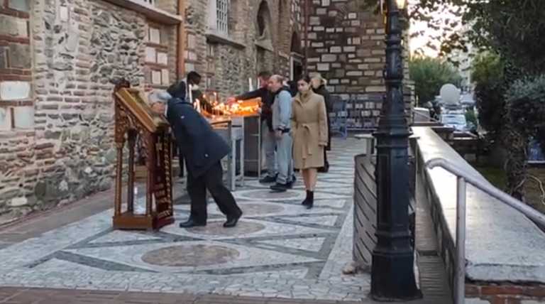 Θεσσαλονίκη: Ιερέας διαμαρτύρεται για τα μέτρα και καλούσε κόσμο να μπει.. χωρίς μάσκα - Νέες ανησυχητικές εικόνες