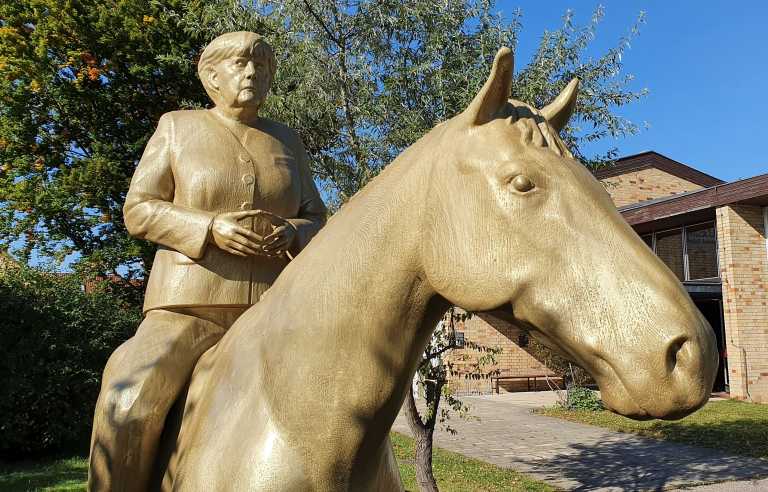 Άνγκελα Μέρκελ: Χαμός στη Γερμανία για το άγαλμα... καβάλα στ' άλογο