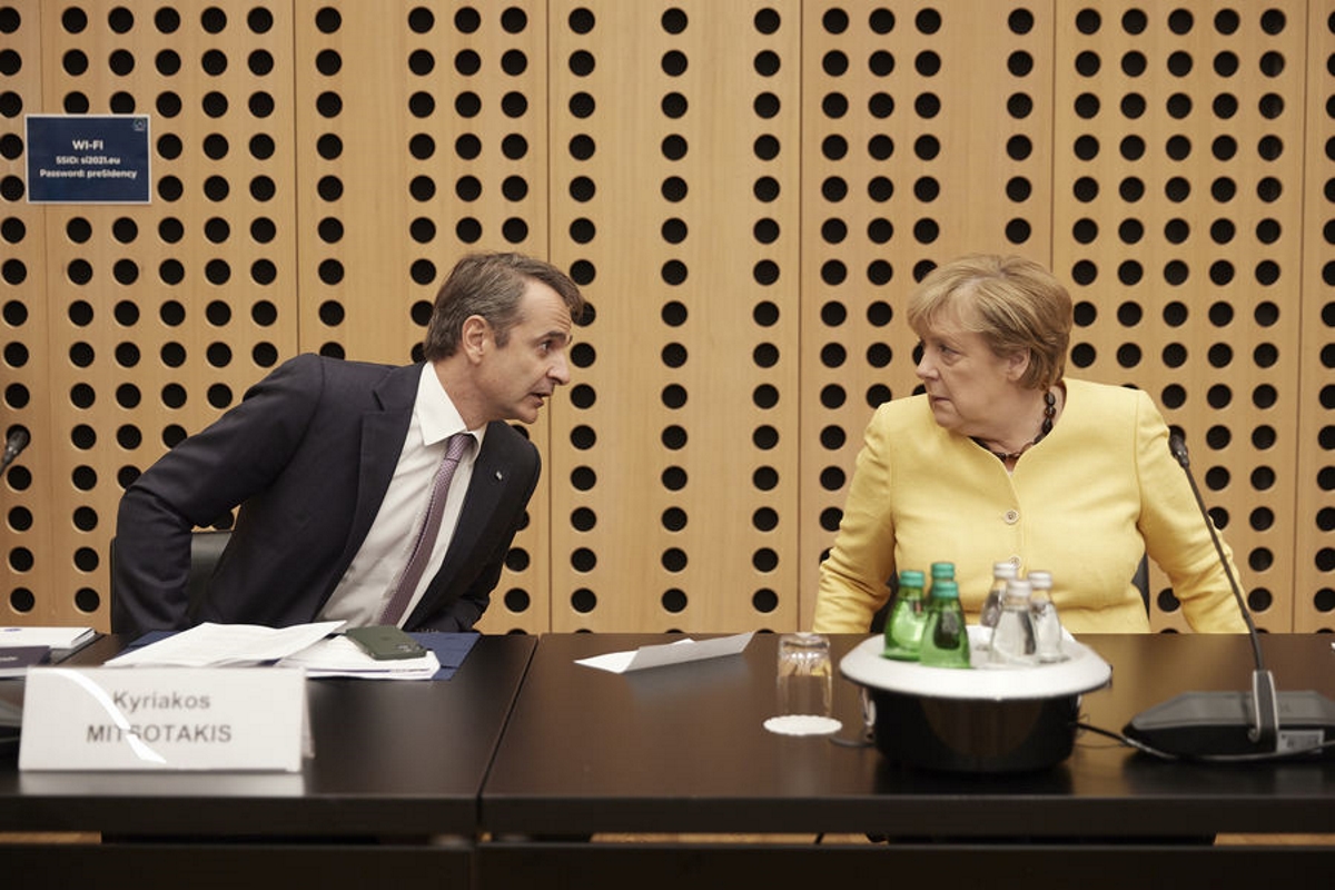 (Ξένη Δημοσίευση) Ο πρωθυπουργός Κυριάκος Μητσοτάκης συνομιλεί με την καγκελάριο της Γερμανίας Άγγελα Μέρκελ στις εργασίες τις Συνόδου Κορυφής ΕΕ - Δυτικών Βαλκανίων  στο Μπρντο της Σλοβενίας, Τετάρτη 6 Οκτωβρίου 2021. ΑΠΕ-ΜΠΕ