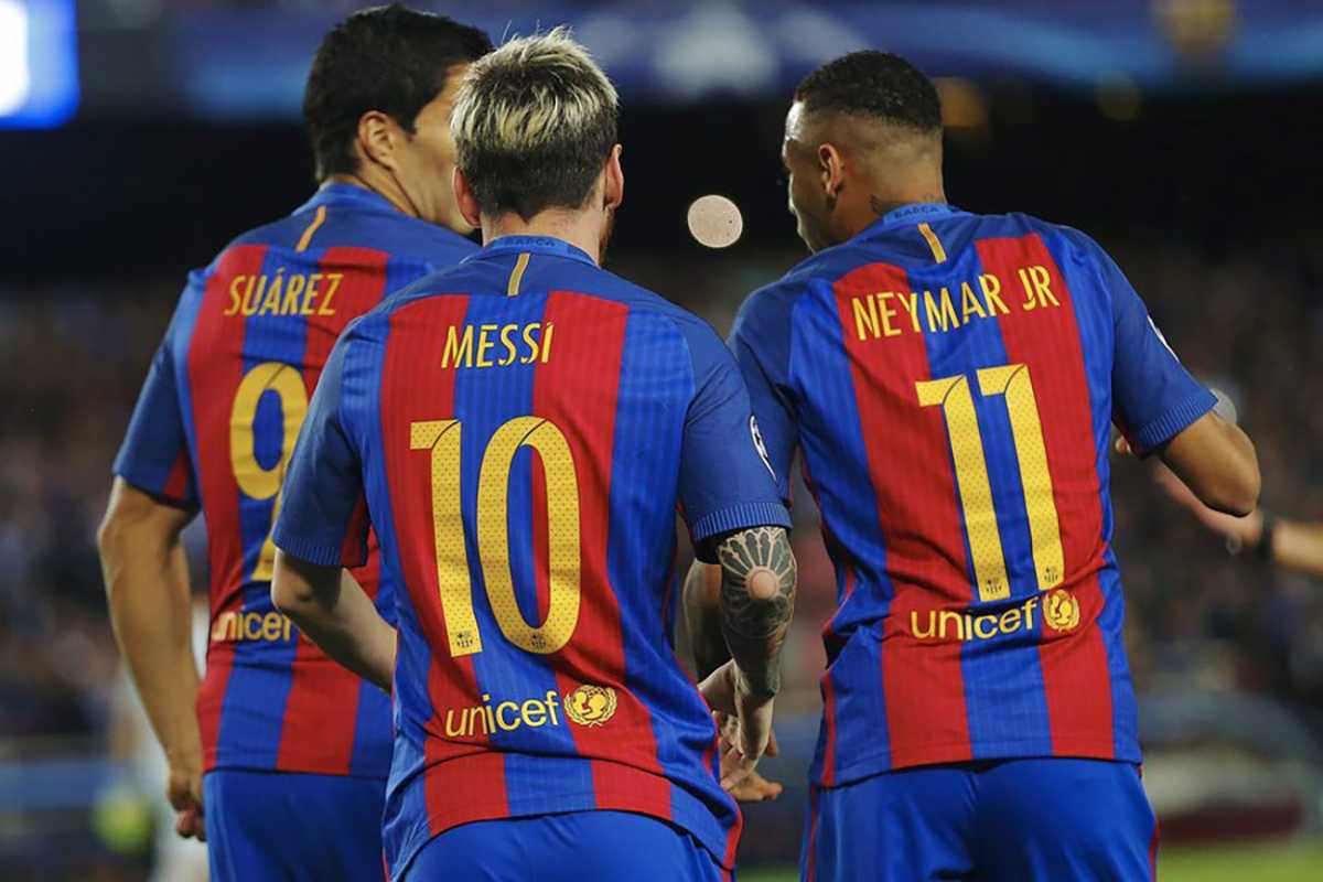 epa05592560 Barcelona's Lionel Messi (C) celebrates scoring the 1-0 opening goal with teammates Luis Suarez (L) and Neymar (R) during the UEFA Champions League group C soccer match between FC Barcelona and Manchester City at Camp Nou stadium in Barcelona, Catalonia, Spain, 19 October 2016.  EPA