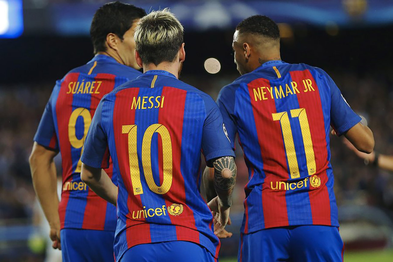epa05592560 Barcelona's Lionel Messi (C) celebrates scoring the 1-0 opening goal with teammates Luis Suarez (L) and Neymar (R) during the UEFA Champions League group C soccer match between FC Barcelona and Manchester City at Camp Nou stadium in Barcelona, Catalonia, Spain, 19 October 2016.  EPA