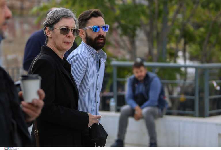 Ζακ Κωστόπουλος: Ράγισε καρδιές η μητέρα του στη δίκη – «Λύγισε» ο αδερφός του