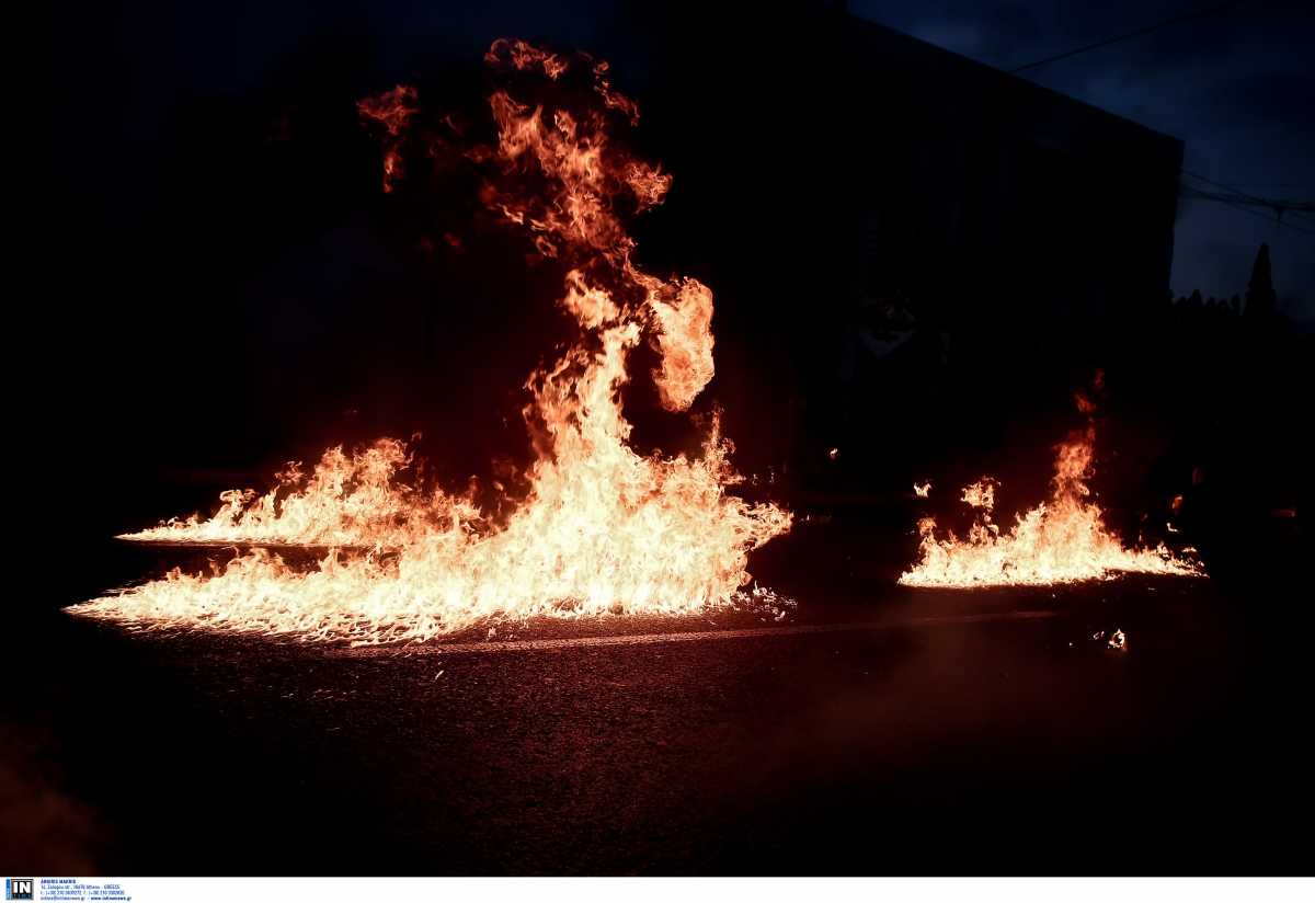 Εξάρχεια: Επίθεση κουκουλοφόρων εναντίον αστυνομικών – Πέταξαν μολότοφ έξω από τα γραφεία του ΠΑΣΟΚ