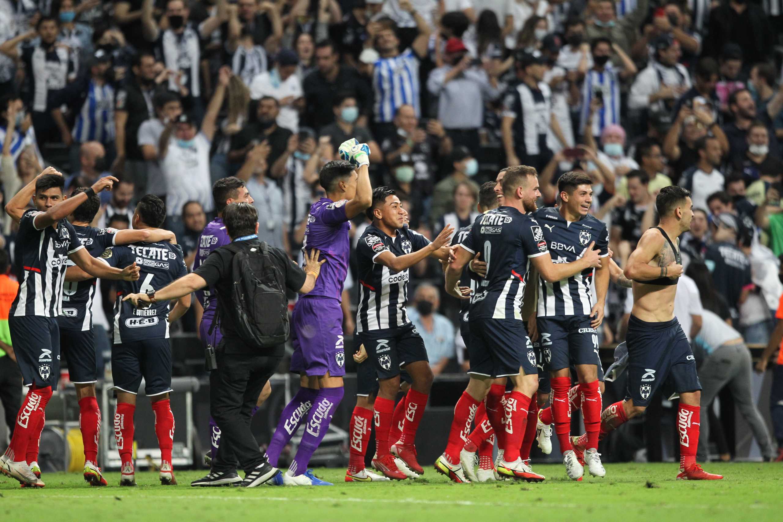 Soccer Football - CONCACAF Champions League - Final - Monterrey v America - Estadio BBVA, Monterrey, Mexico - October 28, 2021 Monterrey players celebrate winning the CONCACAF Champions League REUTERS