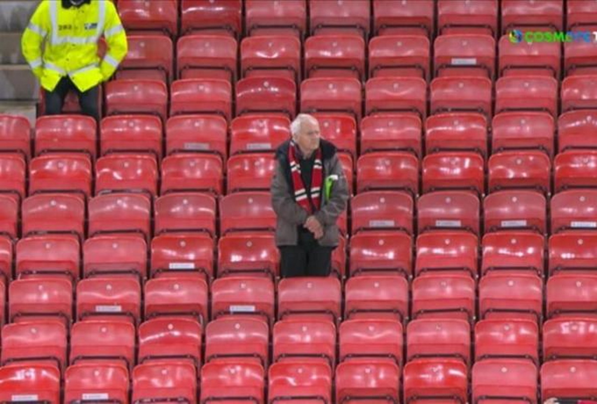 Premier League, Μάντσεστερ Γιουνάιτεντ – Λίβερπουλ: Ο ηλικιωμένος οπαδός που παρέμεινε μόνος στις εξέδρες