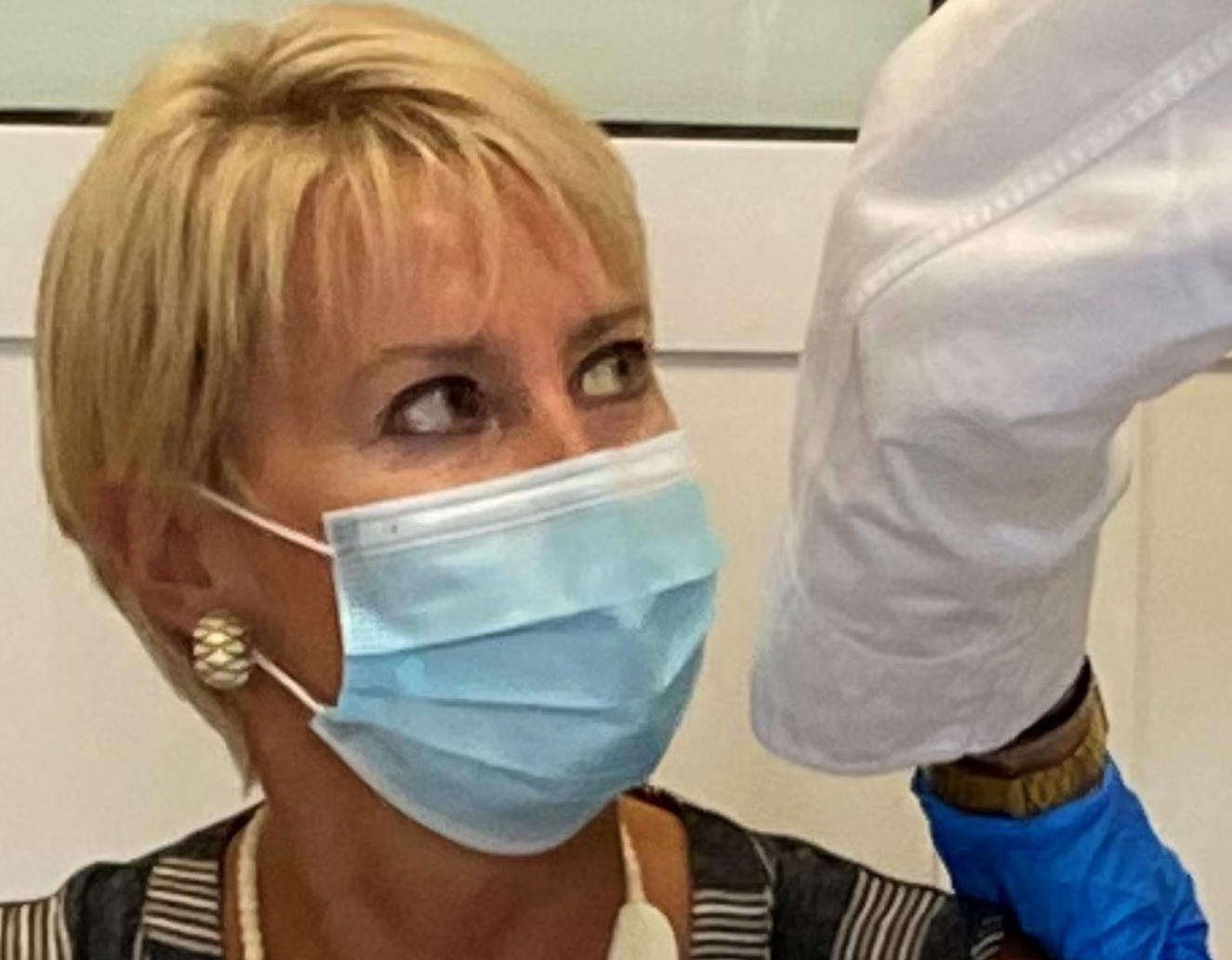 Η Νατάσα Παζαΐτη – Καραμανλή έκανε την τρίτη δόση του εμβολίου: «Σπάμε την αλυσίδα»