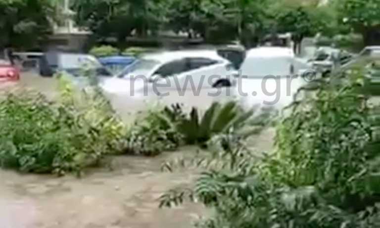 «Βούλιαξε» η Νέα Σμύρνη - ΙΧ το ένα πάνω στο άλλο - Πλημμύρισε γυμναστήριο - Απίστευτες εικόνες