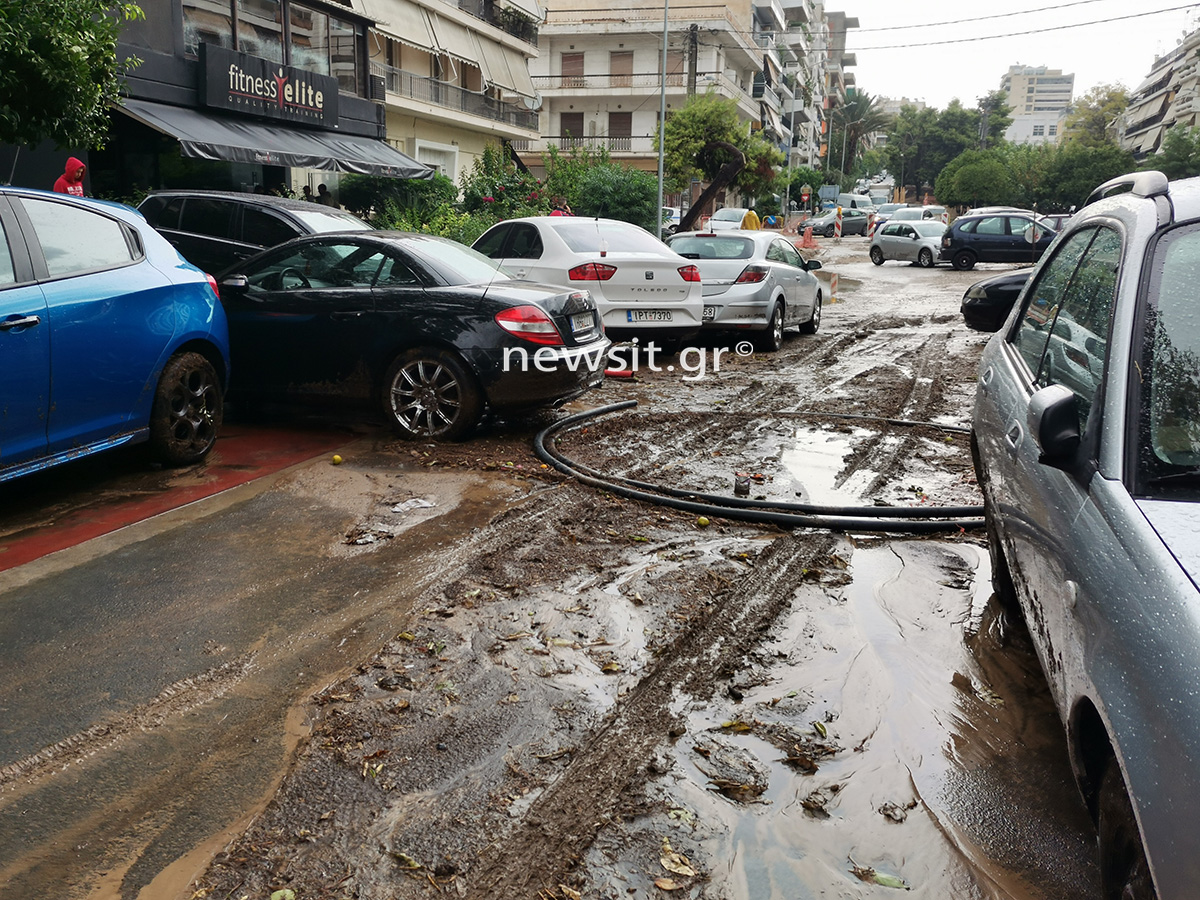 Καιρός – κακοκαιρία «Μπάλλος»: Βούλιαξε η Νέα Σμύρνη – ΙΧ το ένα πάνω στο άλλο – Πλημμύρισε γυμναστήριο – Απίστευτες εικόνες