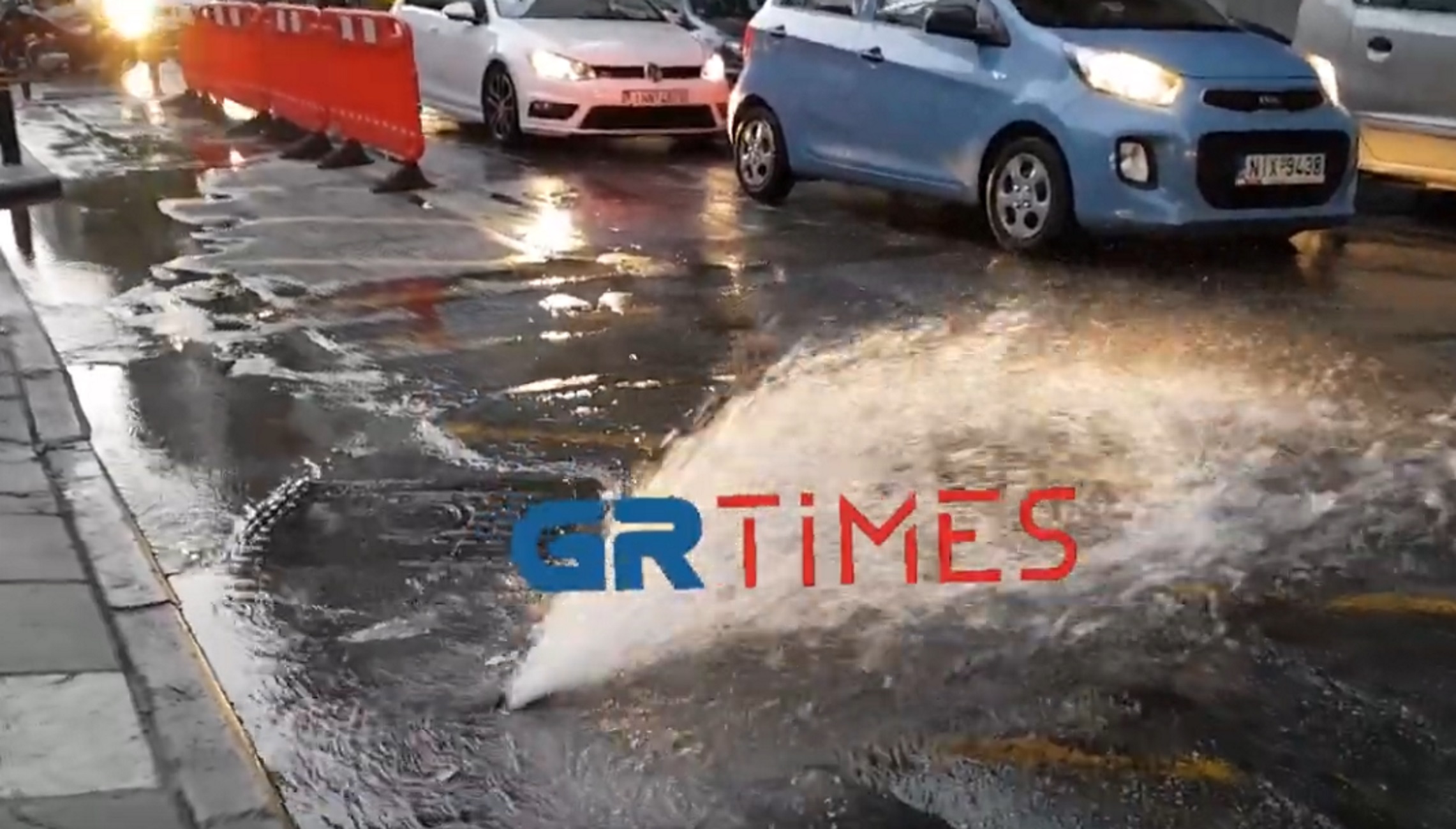Θεσσαλονίκη: Χωρίς νερό Τσιμισκή και Αριστοτέλους – Δρόμος έγινε ποτάμι από σπασμένο αγωγό