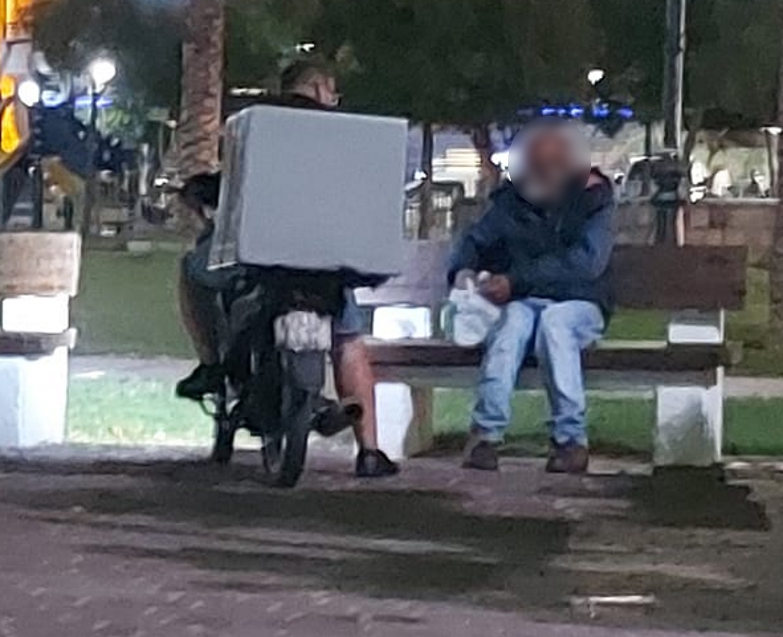 Πάτρα: Viral ο ντελιβεράς που σταμάτησε σε πλατεία για να δώσει φαγητό σε άστεγο