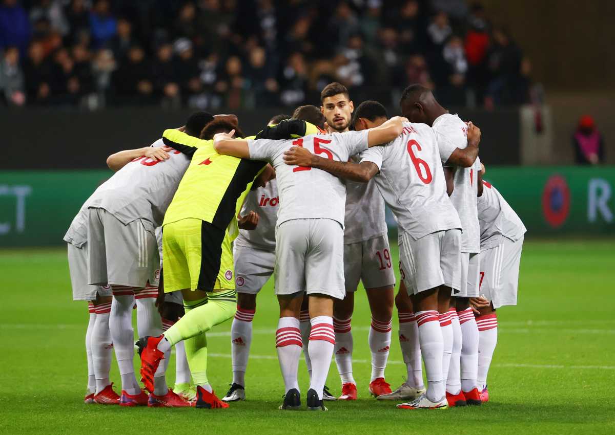 Soccer Football - Europa League - Group D - Eintracht Frankfurt v Olympiacos - Deutsche Bank Park, Frankfurt, Germany - October 21, 2021 Olympiacos players huddle before the match REUTERS