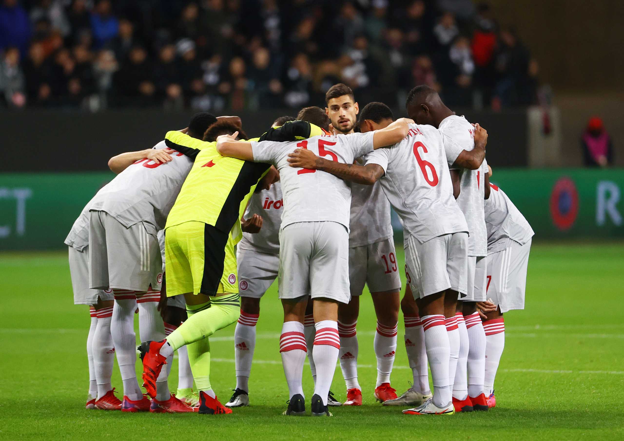 Soccer Football - Europa League - Group D - Eintracht Frankfurt v Olympiacos - Deutsche Bank Park, Frankfurt, Germany - October 21, 2021 Olympiacos players huddle before the match REUTERS