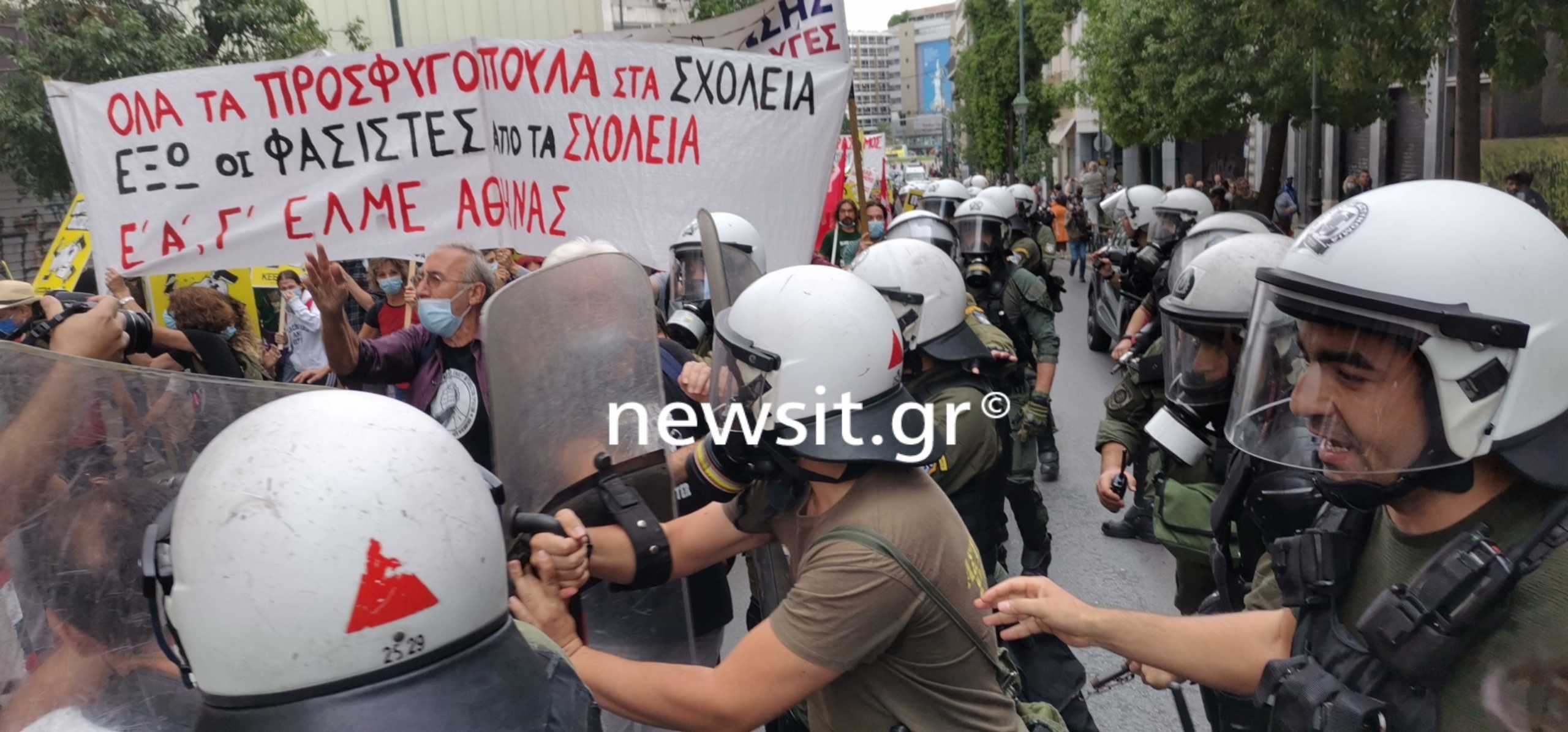 Ένταση και χημικά στο αντιφασιστικό συλλαλητήριο στην Ομόνοια