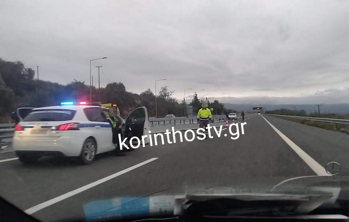 Πέραμα: Πέτρες πετούν στους αστυνομικούς οι Ρομά που κάνουν διαμαρτυρία στην Κόρινθο