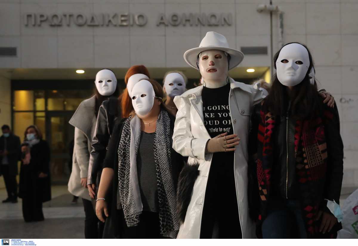 Δίκη για την επίθεση με βιτριόλι: Φόρεσαν μάσκες για να στηρίξουν την Ιωάννα Παλιοσπύρου – Τι είπε η ίδια για την απόφαση του δικαστηρίου
