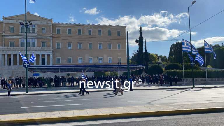Μαθητική παρέλαση – Αθήνα: Πλήθος κόσμου με μάσκες αλλά χωρίς αποστάσεις