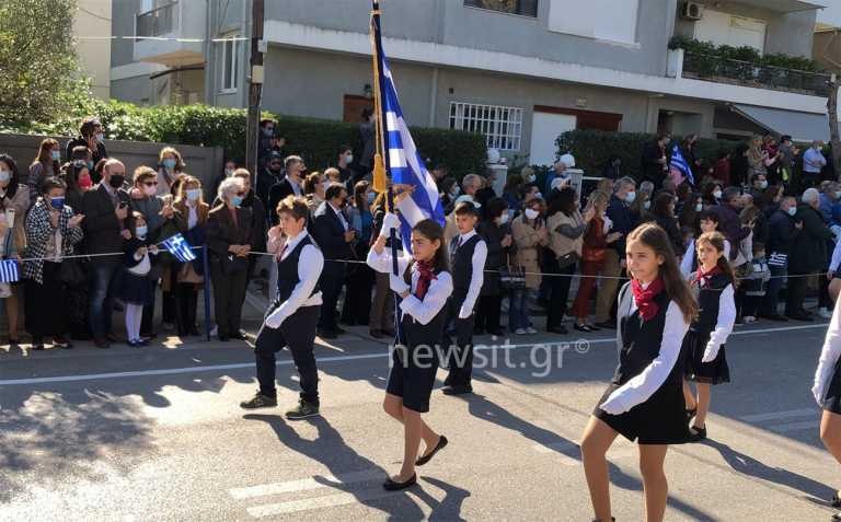 Μαθητική παρέλαση – Αθήνα: Πλήθος κόσμου με μάσκες αλλά χωρίς αποστάσεις