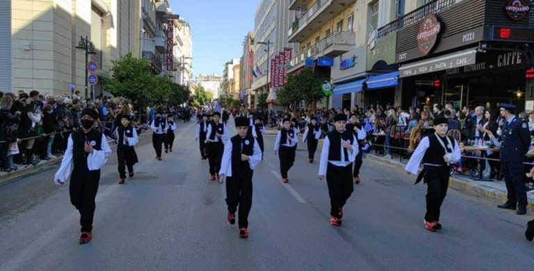 Μαθητική παρέλαση – Πάτρα: Έτσι τίμησαν την εθνική μας επέτειο – Πλήθος κόσμου στο σημείο