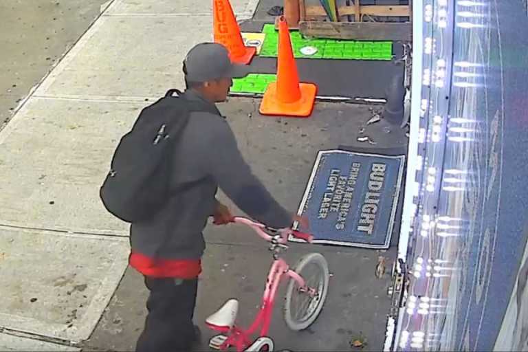 ΗΠΑ: Ληστής με ροζ παιδικό ποδήλατο άρπαξε κινητό από 10χρονη