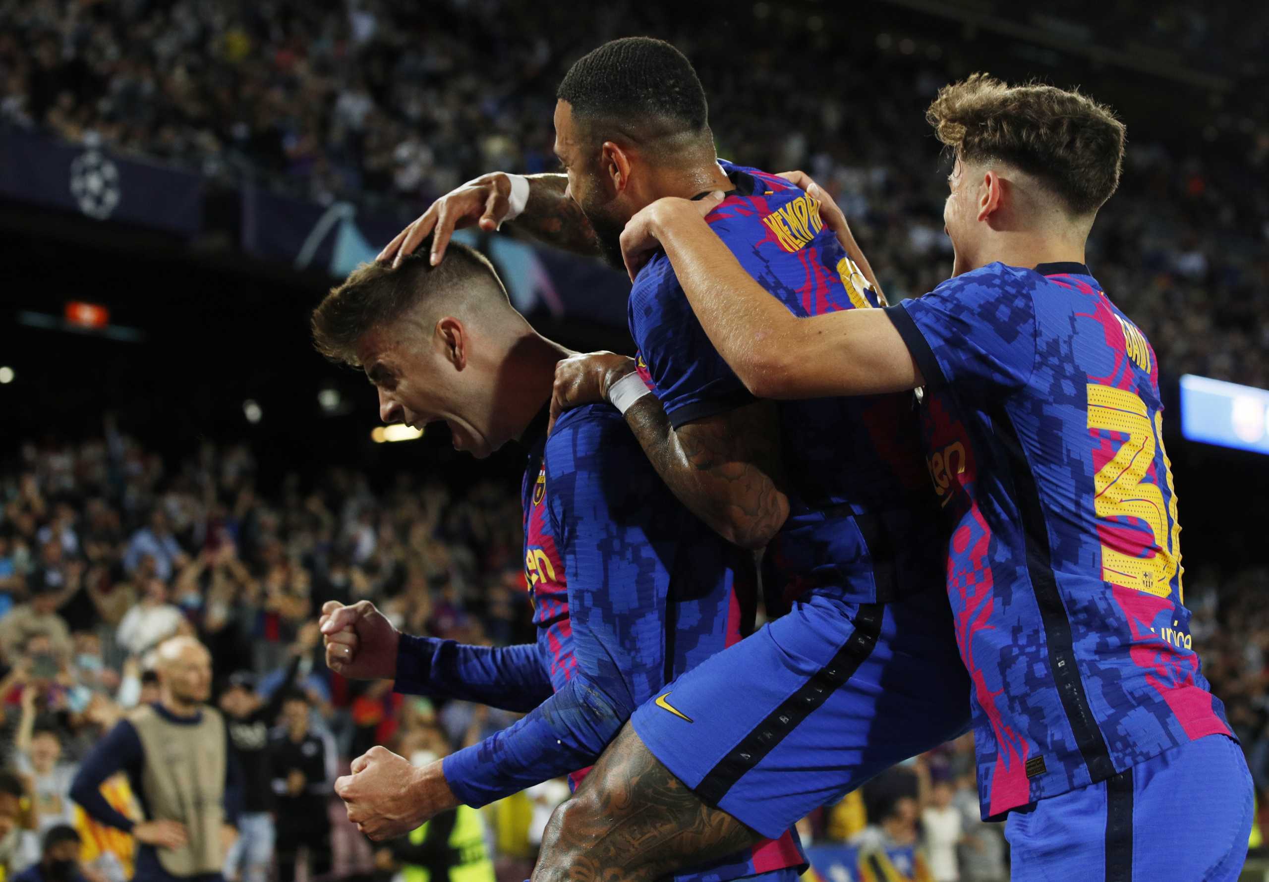 Soccer Football - Champions League - Group E - FC Barcelona v Dynamo Kyiv - Camp Nou, Barcelona, Spain - October 20, 2021 FC Barcelona's Gerard Pique celebrates scoring their first goal with teammates REUTERS