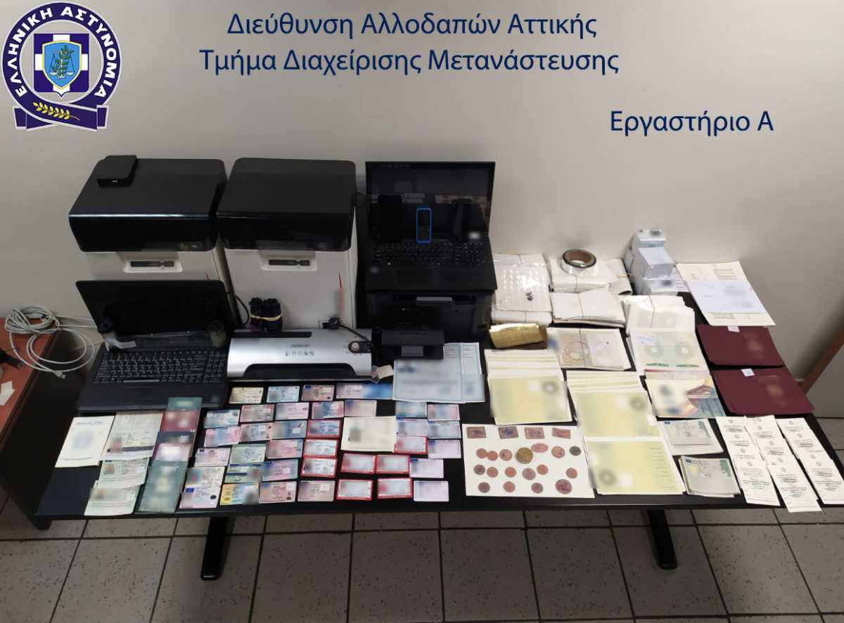 Εξαρθρώθηκε κύκλωμα πλαστών εγγράφων με δύο εργαστήρια στον Κολωνό – Τέσσερις συλλήψεις