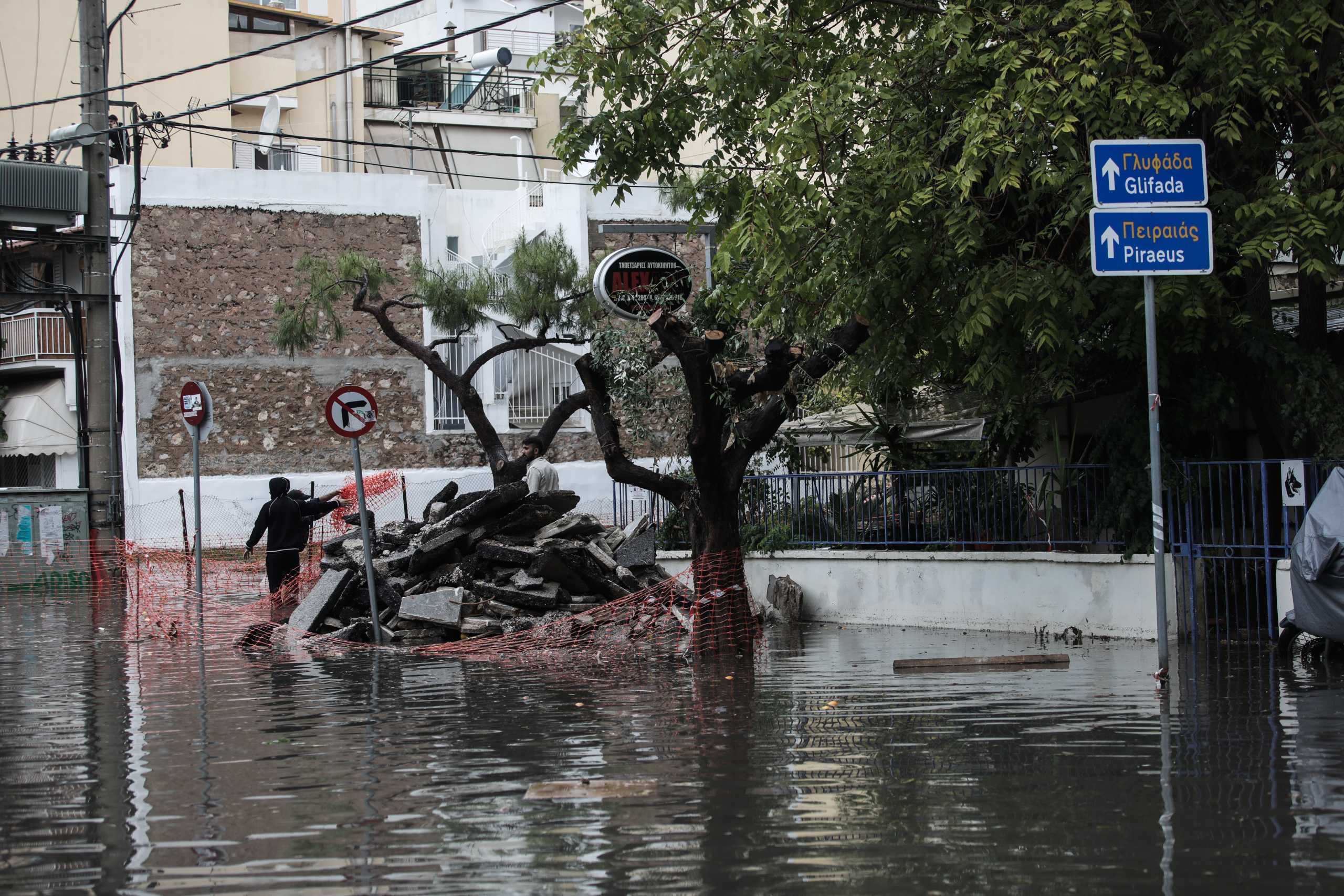 Πλημμύρες από την κακοκαιρία στην οδό Πεισιστράτου στην Καλλιθέα, Πέμπτη 14 Οκτωβρίου 2021.
(ΓΙΑΝΝΗΣ ΠΑΝΑΓΟΠΟΥΛΟΣ