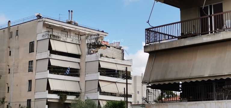 Έτσι έπεσε το μπαλκόνι στο Χαλάνδρι: Το μπετόν έσπασε σαν μπισκότο