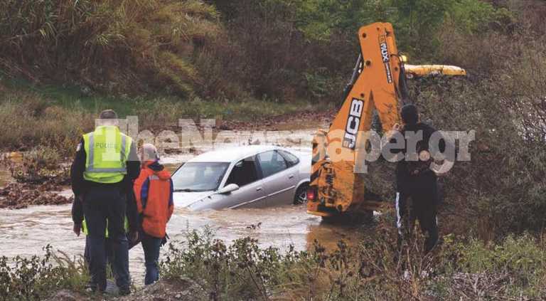 Βόλος: Θρίλερ με παράσυρση αυτοκινήτου από τα ορμητικά νερά του Ξηριά - Καρέ καρέ η διάσωση του οδηγού
