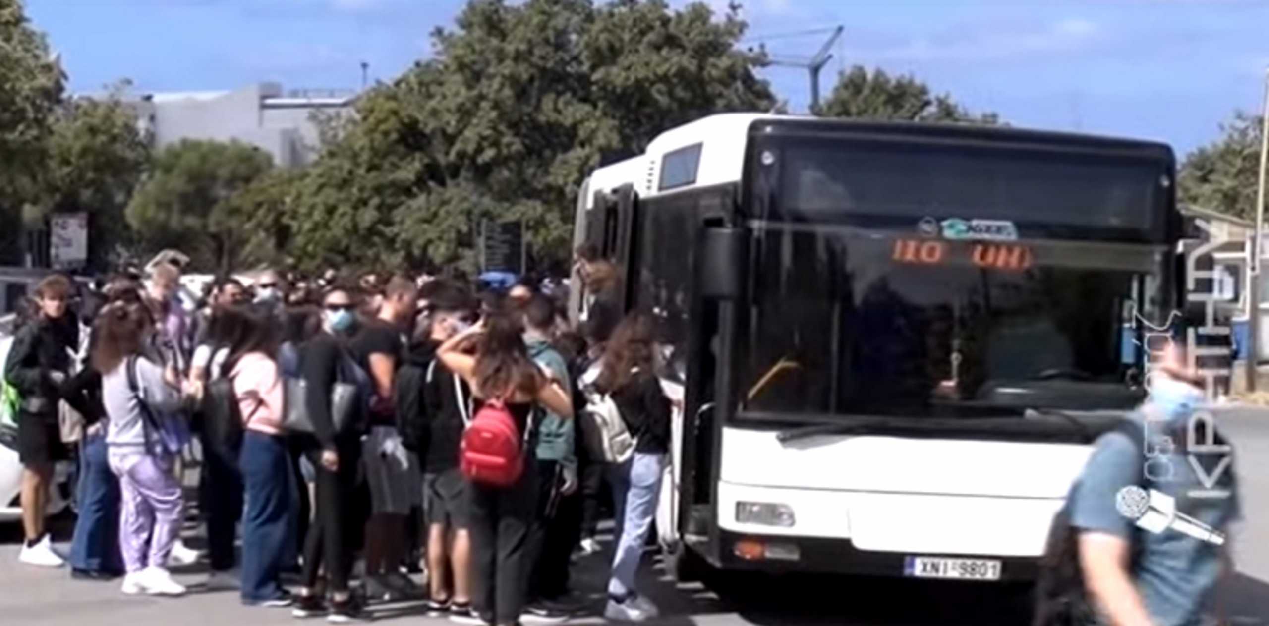 Ρέθυμνο: Ο συνωστισμός φοιτητών για μια θέση σε λεωφορείο – «Μάχη» για τη σειρά προτεραιότητας