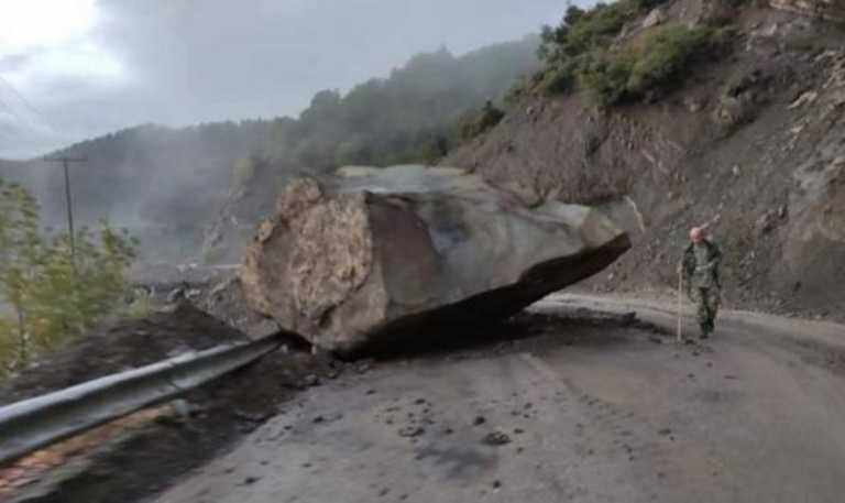Κακοκαιρία «Αθηνά» – Ευρυτανία: Αποκολλήθηκε τεράστιος βράχος – Σταμάτησε πάνω από σπίτι