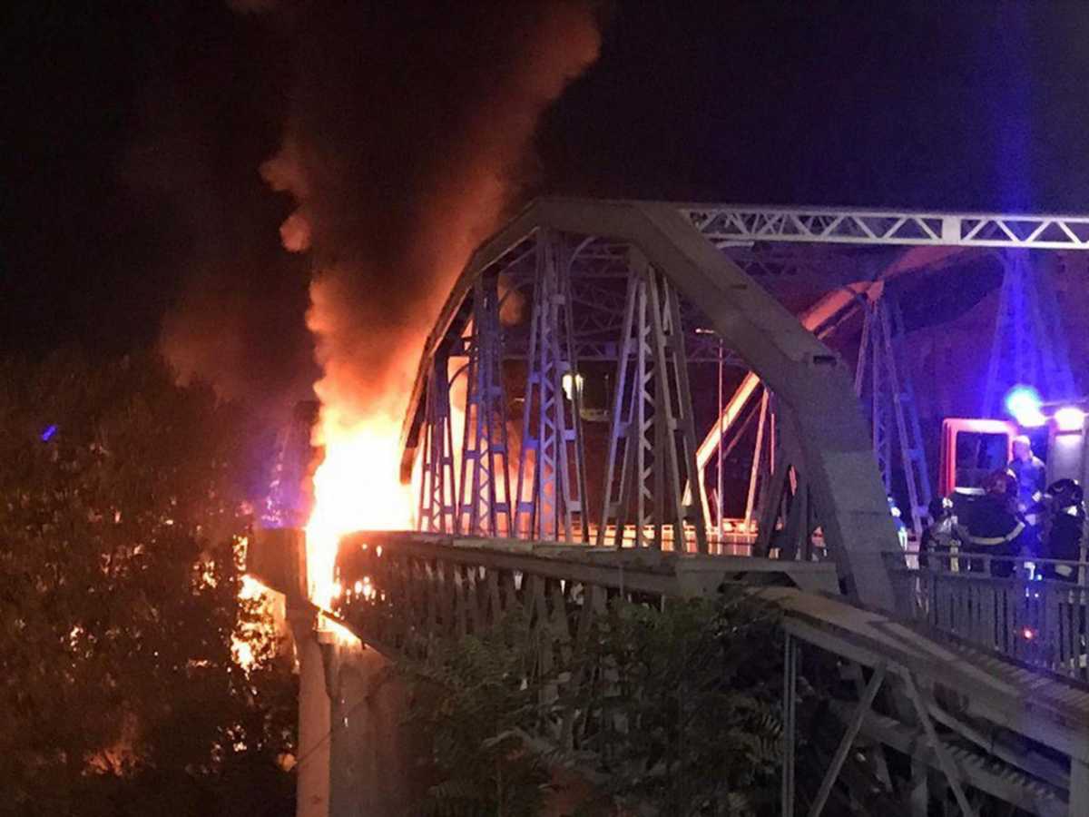 Ιταλία: Κατέρρευσε λόγω φωτιάς ιστορική μεταλλική γέφυρα στη Ρώμη – Απίστευτες εικόνες