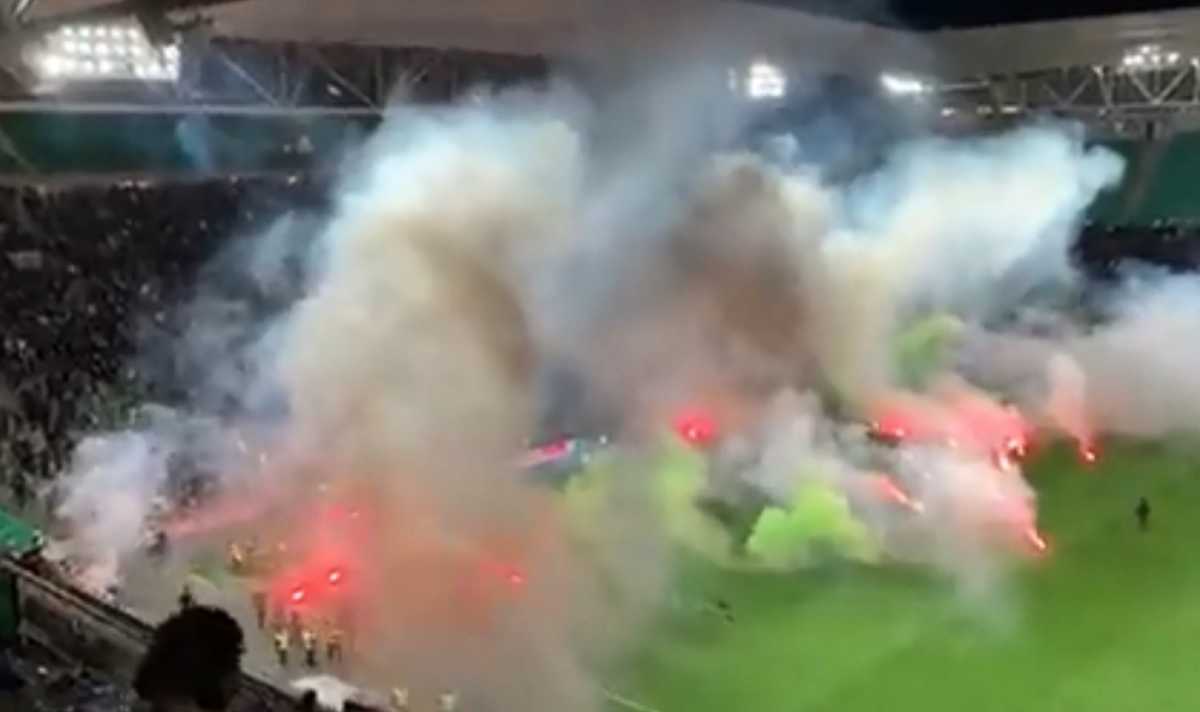 Χαμός στο Σεντ Ετιέν – Ανζέ: Οι παίκτες επέστρεψαν στα αποδυτήρια λόγω φωτοβολίδων και καπνογόνων