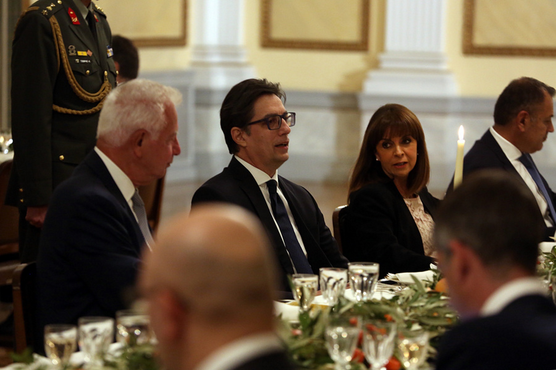 Η Πρόεδρος της Δημοκρατίας Κατερίνα Σακελλαροπούλου (2Δ) συνομιλεί με τον Πρόεδρο της Βόρειας Μακεδονίας Stevo Pendarovski (2Α), στο επίσημο δείπνο που παραθέτει προς τιμήν του στο Προεδρικό Μέγαρο, Αθήνα, Τρίτη 05 Οκτωβρίου 2021. Την Αθήνα επισκέπτεται, στις 5 και 6 Οκτωβρίου, ο Πρόεδρος της Βόρειας Μακεδονίας Στέβο Πενταρόφσκι (Stevo Pendarovski)  μετά από πρόσκληση της ΠτΔ Κατερίνας Σακελλαροπούλου.  ΑΠΕ-ΜΠΕ