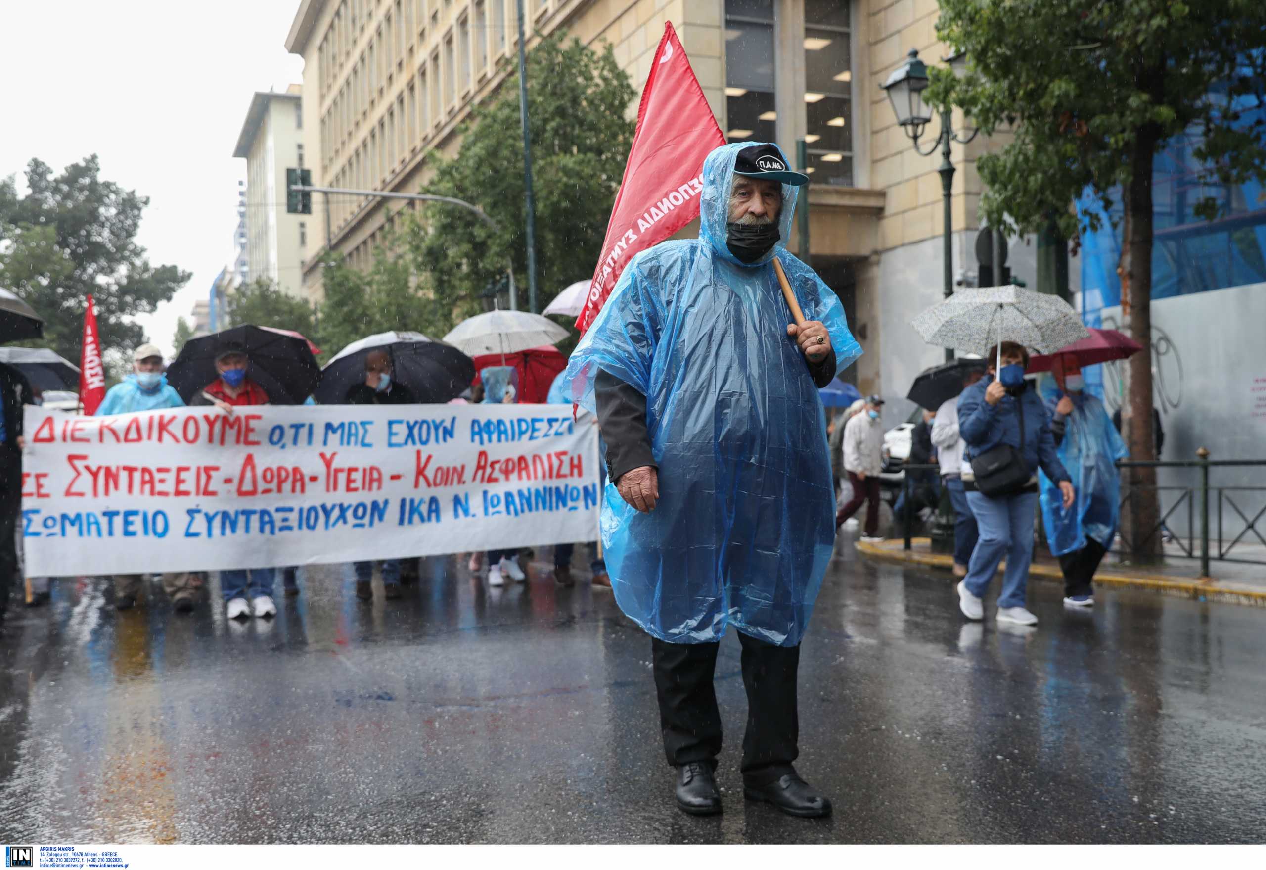 Πορεία συνταξιούχων με βροχή στο Μέγαρο Μαξίμου – «Δε βάζουμε νερό στο κρασί μας»