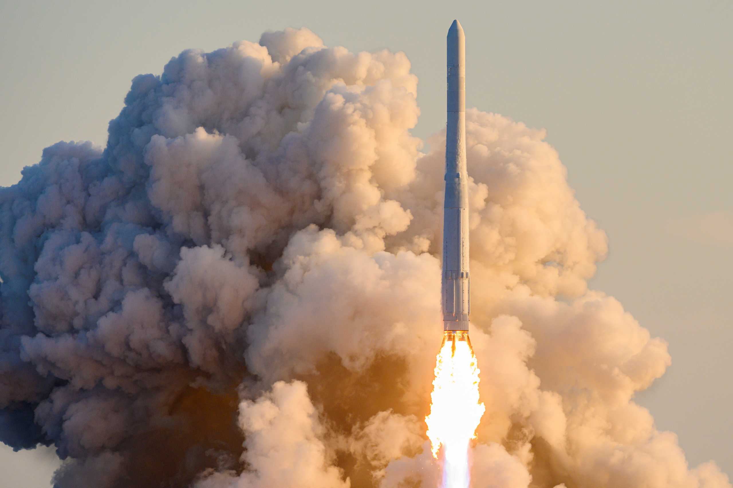 Νότια Κορέα: Εκτόξευσε τον πρώτο της πύραυλο στο διάστημα – Τι δεν πήγε καλά