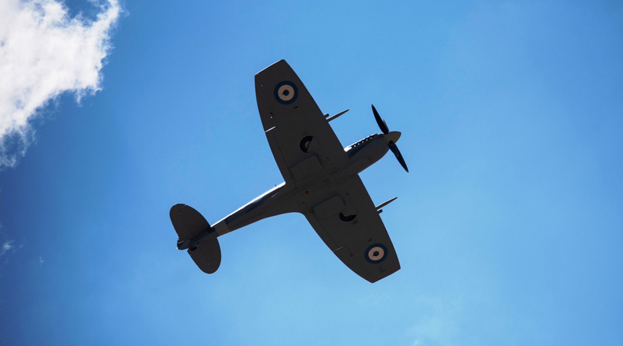 (Ξένη Δημοσίευση) Πτήση του αεροσκάφους Spitfire κατά τη διάρκεια της τελετής υποδοχής του στο στο Μουσείο της Πολεμικής Αεροπορίας, στην Αεροπορική Βάση Δεκέλειας στο Τατόιτην Τρίτη 01 Ιουνίου 2021. Ο Υπουργός Εθνικής Αμύνης Νικόλαος Παναγιωτόπουλος παρέστη σήμερα, στην Αεροπορική Βάση Δεκέλειας στο Τατόι, στην τελετή υποδοχής του Αεροσκάφους “Spitfire MJ755” στο Μουσείο της Πολεμικής Αεροπορίας. Στην τελετή παραβρέθηκαν επίσης ο Υφυπουργός Εθνικής Αμύνης Αλκιβιάδης Στεφανής, ο Αρχηγός ΓΕΕΘΑ Στρατηγός Κωνσταντίνος Φλώρος, ο Αρχηγός ΓΕΑ Αντιπτέραρχος (Ι) Γεώργιος Μπλιούμης, ο Αρχηγός ΓΕΣ Αντιστράτηγος Χαράλαμπος Λαλούσης και ο Αρχηγός ΓΕΝ Αντιναύαρχος Στυλιανός Πετράκης ΠΝ. Παρόντες ήταν επίσης η Πρέσβης του Ηνωμένου Βασιλείου στην Ελλάδα Κέιτ Σμιθ (Kate Smith), και ο πρόεδρος του Ιδρύματος Ίκαρος Πήτερ Λιβανός. Το επετειακό αεροσκάφος “Spitfire”, το θρυλικό πολεμικό αεροσκάφος του Β' Παγκοσμίου Πολέμου πετάει ξανά μετά από 68 χρόνια, στον ουρανό της Ελλάδας, μετά την ανακατασκευή του για πτήσιμη κατάσταση, στο Ηνωμένο Βασίλειο. Την ανακατασκευή του αεροπλάνου, για λογαριασμό της Πολεμικής Αεροπορίας, χρηματοδότησε το Ίδρυμα «Ίκαρος». ΑΠΕ ΜΠΕ