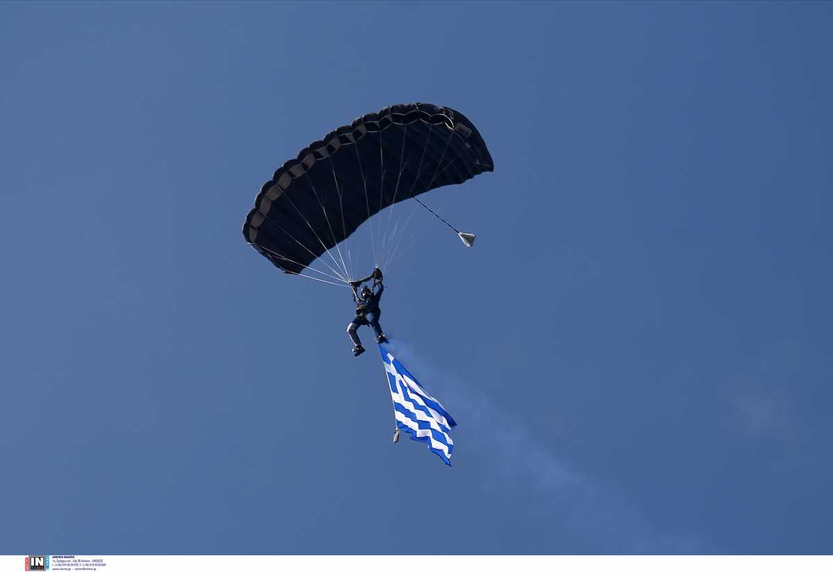 Στρατιωτική παρέλαση Θεσσαλονίκης: Εντυπωσίασε η πτώση των αλεξιπτωτιστών – Παρέδωσαν τη σημαία στην ΠτΔ