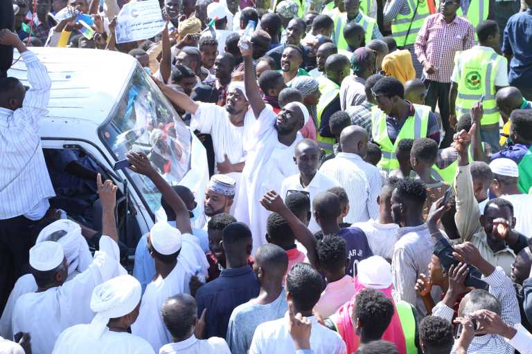 Σουδάν: Διαδηλωτές ζητούν από τον στρατό να αναλάβει την εξουσία και να σώσει τη χώρα