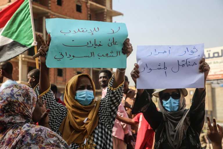 Πραξικόπημα στο Σουδάν: Η Παγκόσμια Τράπεζα «ανησυχεί» και αναστέλλει κάθε βοήθεια