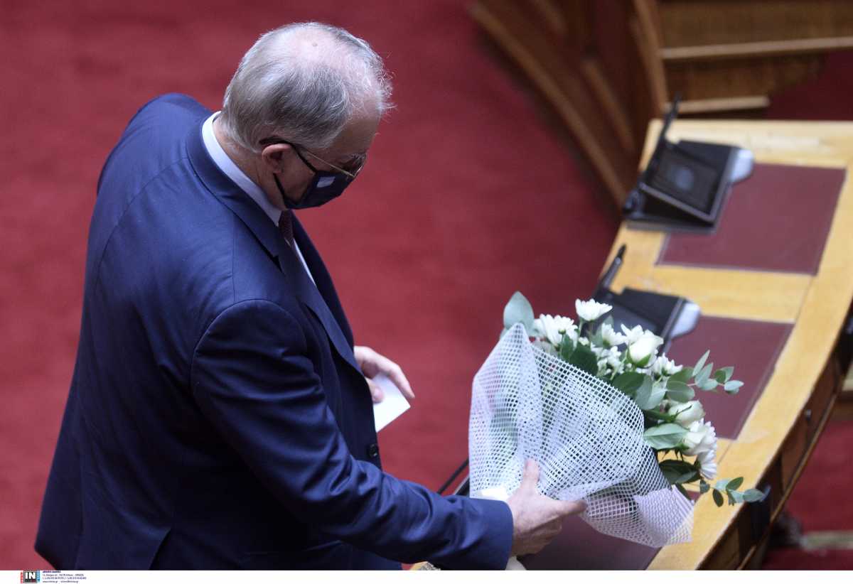 Φώφη Γεννηματά: Ενός λεπτού σιγή και πένθος στην Βουλή – Λευκά λουλούδια στο έδρανό της