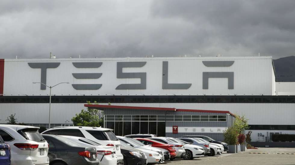 Tesla: Αποζημίωση–μαμούθ σε πρώην υπάλληλό της που την κατηγόρησε για ρατσισμό