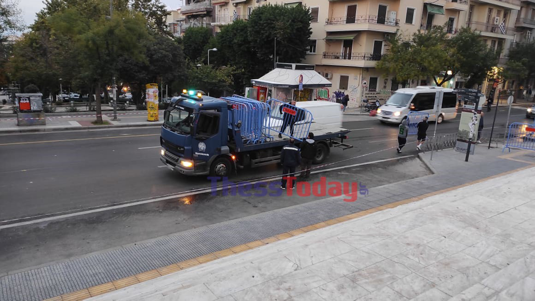 Θεσσαλονίκη – Άγιος Δημήτριος: Κιγκλιδώματα και αυστηρά μέτρα για τη γιορτή – Πιστοί φιλούν τις εικόνες χωρίς μάσκα